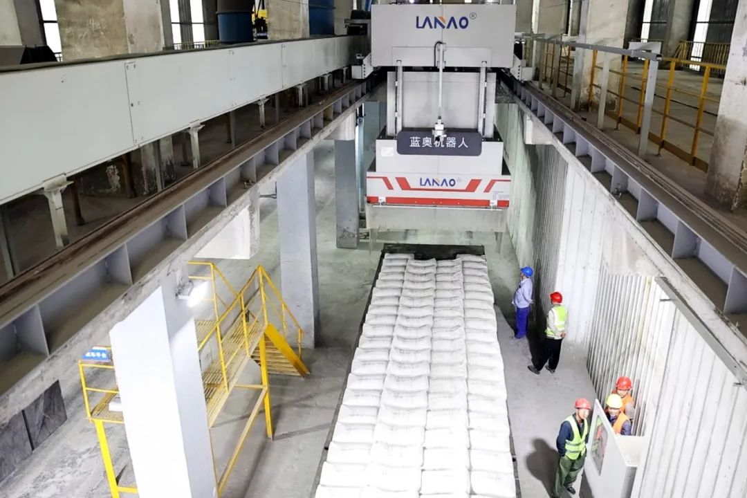 天业水泥产业用机器人装卸水泥